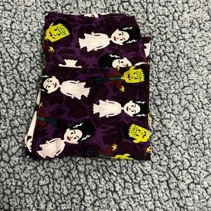 Halloween LuLaRoe leggings that’s are one size and are very soft and stretchy
